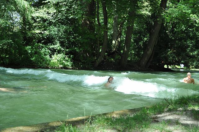 Muenchen 2011 063.jpg - München Eisbachsurfer